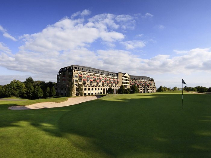 Lot 06 * Golfers Delight With A Stunning Round of Golf & One Night Stay For 4 People At The Celtic Manor Resort 